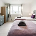 Dwellers Delight Living Ltd Serviced Accommodation, Chigwell, London 3 Bedroom House, Upto 7 Guests, Free Wifi & Parking