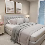 Stunning Soho Super Apartment - Sleeps 6 People