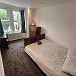 Double Bedrooms In Spacious And Modern Home