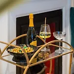 Funky Trendy 3 Bed 3 Bath With Patio In Dalston