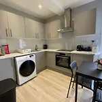 Holloway Suites - Next To Emirates Stadium - Private Bathroom - Shared Kitchen