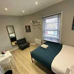 Holloway Suites - Next To Emirates Stadium - Private Bathroom - Shared Kitchen