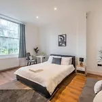 Spacious Two Bedroom Apartment In Camden