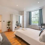 Spacious Two Bedroom Apartment In Camden