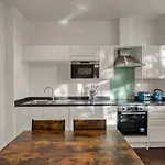Cosy & Modern Studio