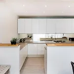 Divine 3 Bed House In Battersea