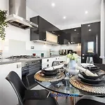Two Bedroom Flat By Zen Abodes Short Lets & Serviced Accommodation With Free Wifi & Tv Close To Old St
