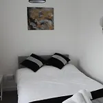 Coolfin House-Close To Excel, Contractors, Relocators, Paid Parking