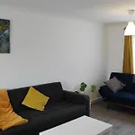 Coolfin House-Close To Excel, Contractors, Relocators, Paid Parking