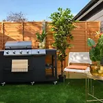 Luxury Versace 2 Bed, Hot Tub, Pool Table, Sky Tv