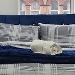 2 Bed Cosy Flat Close To Bus & Tube Station
