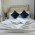 1 Bedroom Luxury Flat In Kensington