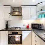 2-Bedroom Split-Level Apartment In Notting Hill