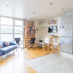 Spacious Studio Apartment In Kennington