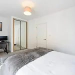 Cosy Stay Near O2