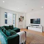 Cosy Stay Near O2