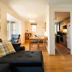 Luxury Riverview 2Bed Apt- 5 Mins From Excel London, Canary Wharf, 02 Arena - Free Parking - Playstation 4 Provided
