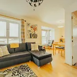 Luxury Riverview 2Bed Apt- 5 Mins From Excel London, Canary Wharf, 02 Arena - Free Parking - Playstation 4 Provided