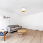 Chic & Spacious 2-Bed 2-Bath In Seven Sisters