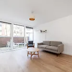 Chic & Spacious 2-Bed 2-Bath In Seven Sisters