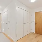 Beautiful Large 3 Bed 2 Bath Flat In Stratford