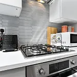 Modern London Apartment Close To Tube Station