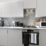 Modern London Apartment Close To Tube Station