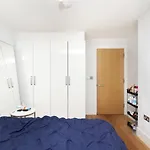 Exquisite One Bed Apartment With Nice View And Near Tube