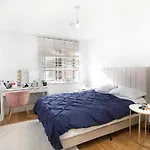 Exquisite One Bed Apartment With Nice View And Near Tube