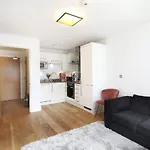 Exquisite One Bed Apartment With Nice View And Near Tube