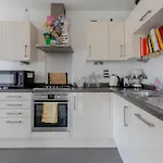 Central & Modern 1Bd Flat With Balcony Hackney!