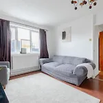 Well Located 2Bd Flat 20 Mins To Tower Bridge!