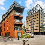 A Vibrant 2 Bed & 2 Bath In Old Street Zone 1