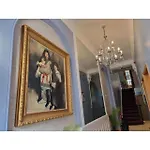 F204-Compact 2Nd Flr Studio Fits 2-Near Hyde Park