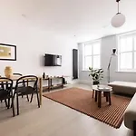 1-Bed Apartment In Central London