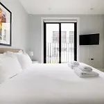 1-Bed Apartment In Central London