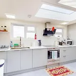 2Bed Home With Free Parking & An Aircon - 40Min To City Centre