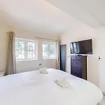 2Bed Home With Free Parking & An Aircon - 40Min To City Centre