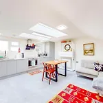 2Bed Home With Free Parking & An Aircon - 40Min To City Centre