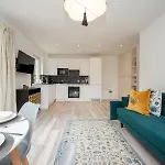 Pass The Keys London Apartment - Waterfront Terrace Parking