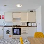 Imperial Corner House-Whitechapel Apartment