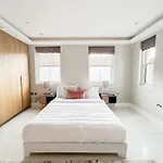 Elegant Penthouse Apartment In Prime Location