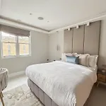 Elegant Penthouse Apartment In Prime Location