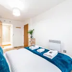 Modern 3 Beds 2 Bath Flat - Parking & Sleeps 6