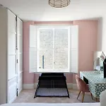 Entire Home - Classic Chelsea Town House Maisonette