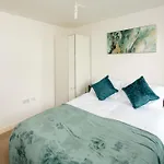 One Bedroom Apartment Near Central London With Private Balcony