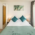One Bedroom Apartment Near Central London With Private Balcony