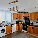 Two Bdr Entire House In London By !! Zaftastic !!