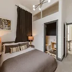 Nice 3 Bed Warehouse Apartment In Chiswick