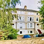 Luxury Spacious London Apartment On Mattock Lane